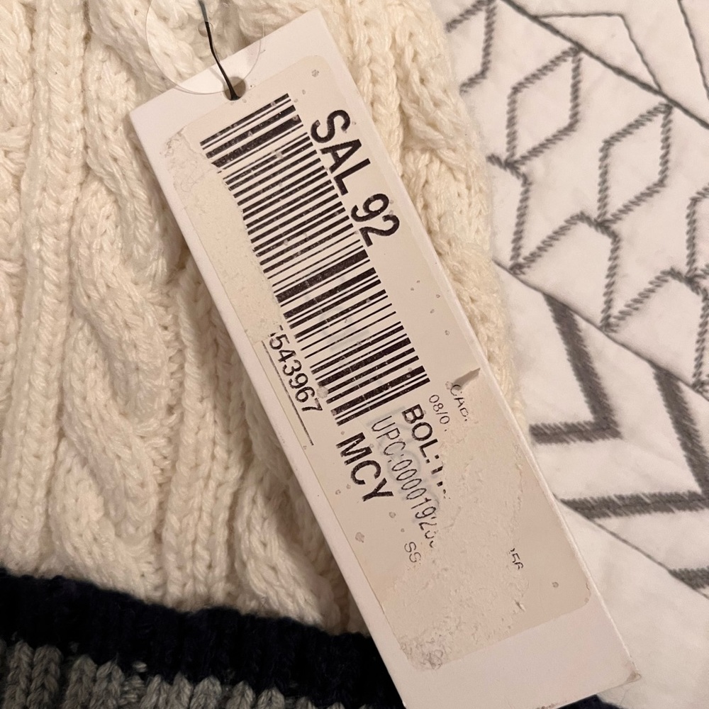 FREE SHIPPING + BRAND NEW CALVIN KLEIN- WHITE, QUILTED, WHITE BEANIE W/ PUFF 🤍 - Picture 2 of 6